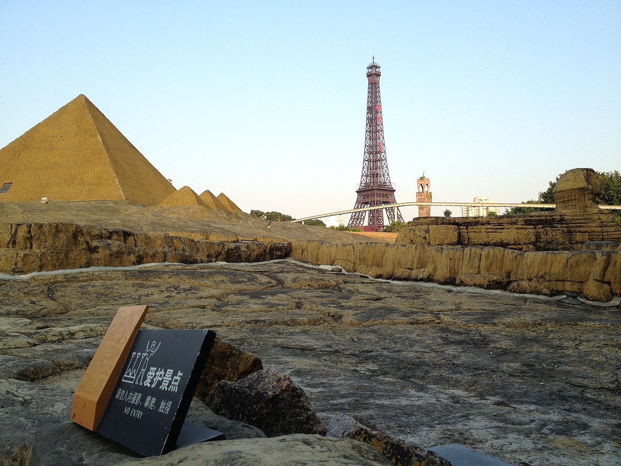 Sphinx, Eiffel Tower among China's monumental reproductions