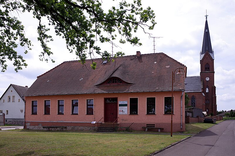 File:Reuden (Anhalt), Dorfschule und Kirche.jpg