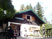 Il Rifugio Pordenone sul versante meridionale dei Monfalconi