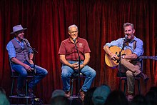 Feek en el escenario con Gabe Mccauley y Joel Salatin en Music Ranch Montana el 10 de julio de 2021