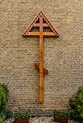 Russisch orthodox klooster (Hemelum) Wooden cross on the side wall of the monastery.