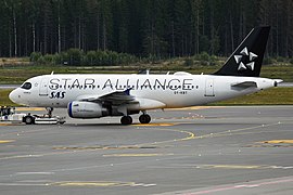L'Airbus A319-100 OY-KBT in livrea Star Alliance, con il logo SAS introdotto nel 2019.