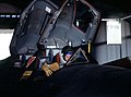 צוות אוויר יושבים בתאי הטייס והנווט של ה-SR-71 לפני הנעה.