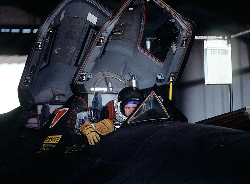 File:SR-71 Blackbird aircrew, Beale AFB, CA (3195045803).jpg