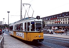 Straßenbahn des Typs GT4 auf dem Bahnhofsvorplatz, 1985