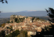 Das Bergdorf Saignon mit dem Mont Ventoux im Hintergrund