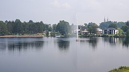 Sainte-Thècle-Vue du lac Croche, du parc St-Jean et du village d'en bas en 2021.jpg