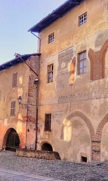 File:Saluzzo medieval buildings 11-12-21.jpg