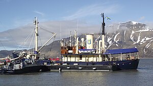 M/S Stockholm i Longyearbyens hamn i Svalbard