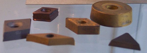 Твердосплавні пластинки для різального інструменту, виготовлені методами порошкової металургії
