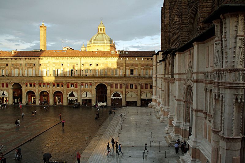 File:Scorcio Piazza Maggiore San Petriono da Palazzo dei Notai.jpg