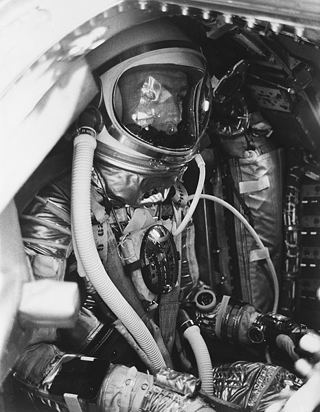 File:Scott Carpenter inside Aurora 7.jpg