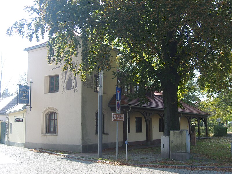 File:Senftenberg polenzhaus.JPG