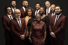 Sharon Jones et les Dap Kings - Photo de groupe par Jacob Blickenstaff.jpg