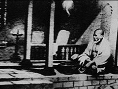 ೧೯೧೦ರ ದಶಕದಲ್ಲಿ ದ್ವಾರಕಾಮಾಯಿಯಲ್ಲಿ ಸಾಯಿ ಬಾಬಾ