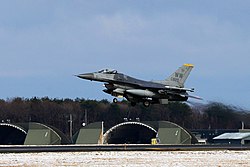 F-16 Fighting Falcon, входящий в состав 35-го истребительного авиаполка, вылетает с авиабазы ​​Мисава в 2014 году.