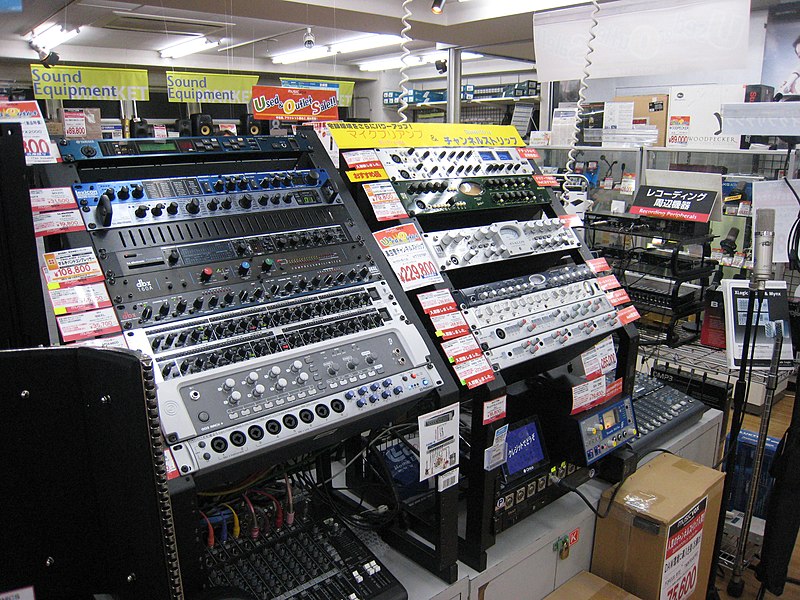 File:Signal processors @ MUSICVOX.jpg