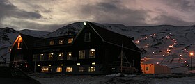 Utsikt over anlegget og fjellet i bakgrunnen.