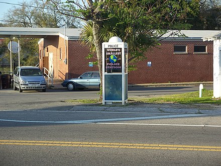 Улица источник. The smallest Police Station. Полицейский участок в Флориде. Smallest Police Station достопримечательность. Самый маленький полицейский участок в мире.