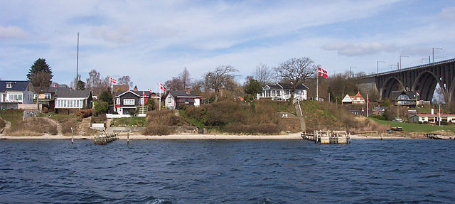 Beltufer im Stadtteil Snoghøj, rechts Lillebæltsbroen.