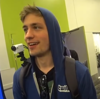 Sodapoppin dalam hoodie Twitch bewarna ungu