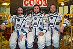 Soyuz MS-09 besättningsmedlemmar framför deras rymdfarkoster.jpg