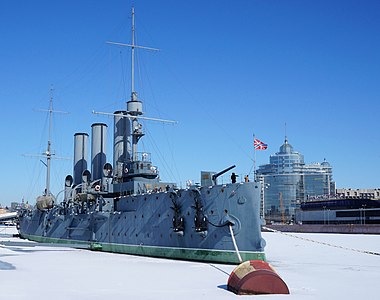 Le "Aurora" de la flotte baltique sur Petrogradskaya embankment rade à Saint-Pétersbourg