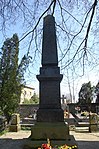 Obelisk nagrobny hr. Jana Stadnickiego (9.01.1843-6.07.1902). Cmentarz w Konopnicy.
