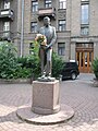 Statue of Anatoly Solovyanenko at 16 Instytutska Street, Kiev.jpg