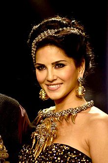 Sunny Leone walks for Apala Jewels at IIJW 2014.jpg