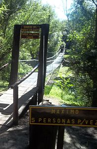Pont suspendu pour touristes sur le río Negro, au sein du Parc national Chaco.