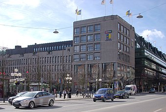 Hamngatan før og efter Norrmalm-reguleringen. 
 Billedet til venstre er fra 1964 og viser Blancheteatret ved Kongehaven, med vy mod vest. 
 Billedet til højre er fra foråret 2009, i stedet for Blanchteatern opførtes i 1969 Sven Markelius'=Sverigehuset.