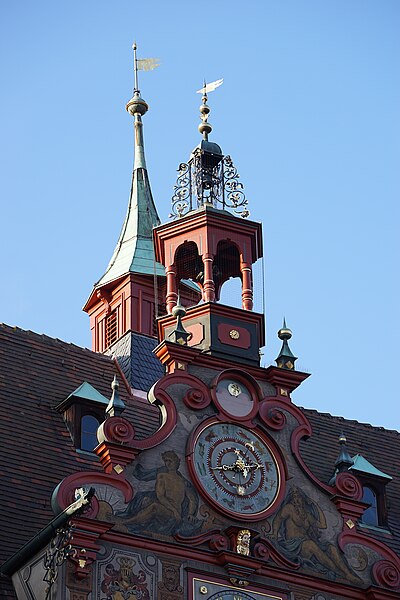 Tübingen - Altstadt - Marktplatz - Am Markt 1 (Rathaus) - Giebel über astromomischer Uhr.jpg