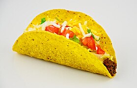 Texmextyylinen kovasta kuoresta tehty taco.