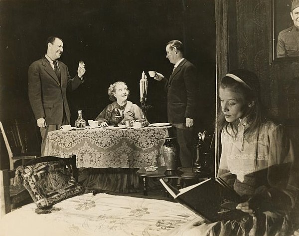 Anthony Ross, Laurette Taylor, Eddie Dowling and Julie Haydon in the Broadway production of The Glass Menagerie (1945)