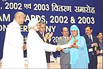 Miniatuur voor Bestand:The Prime Minister, Dr. Manmohan Singh giving away the 'Shram Devi' award to Smt. Harjeet Kaur, Junior Engineer (Diesel Component Works, Patiala) for exceptional contribution to nation building, in New Delhi on October 4, 2004.jpg