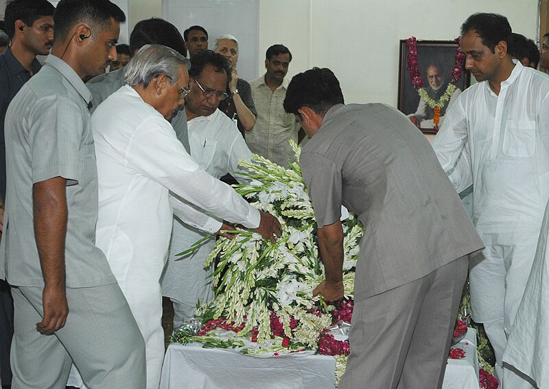 File:The former Prime Minister Shri Atal Bihari Vajpayee paying tribute to the mortal remains of the former Prime Minister Shri Chandra Shekhar, in New Delhi on July 08, 2007.jpg