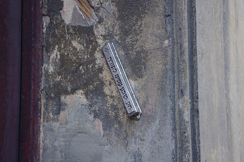 File:The mezuzah, Krakow, Józefa street 42.jpg