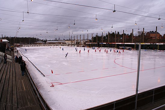 Хоккей с мячом стадионы. Стадион Эскильстуна Исстадион. Арены для БЕНДИ В Швеции. Стадион для БЕНДИ. Хоккей с мячом поле.
