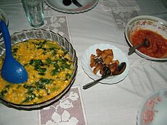 Tinutuan avec du poisson et du sambal.