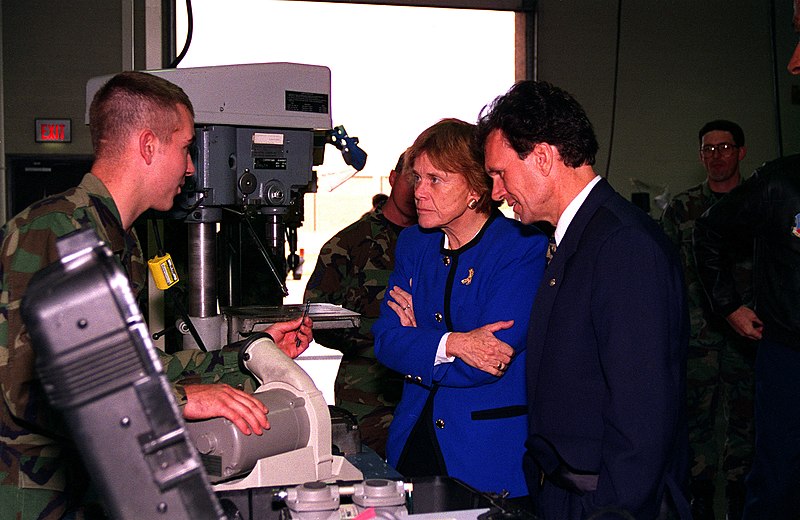 File:Tom Daschle and Sheila Widnall listen attentively to Ryan Page.jpg