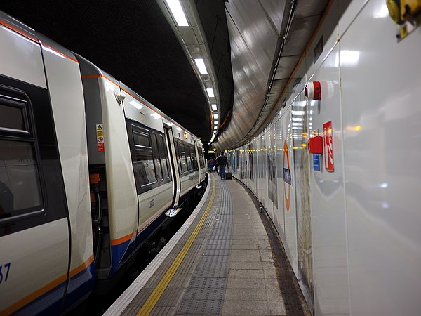 London Overground train at the northbound platform of Wapping station in 2015. The station's narrow and curved platforms have been identified as a saf