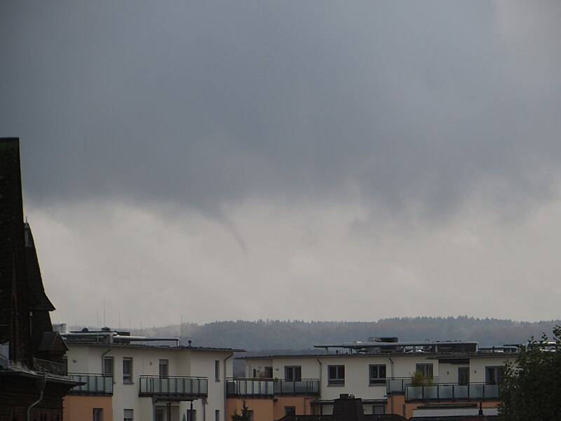 File:Trichterwolke südwestlich Limburg V.jpg