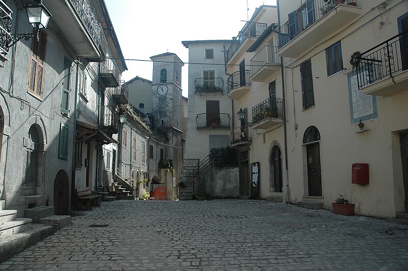 File:Turania, Piazza Umberto I.jpg