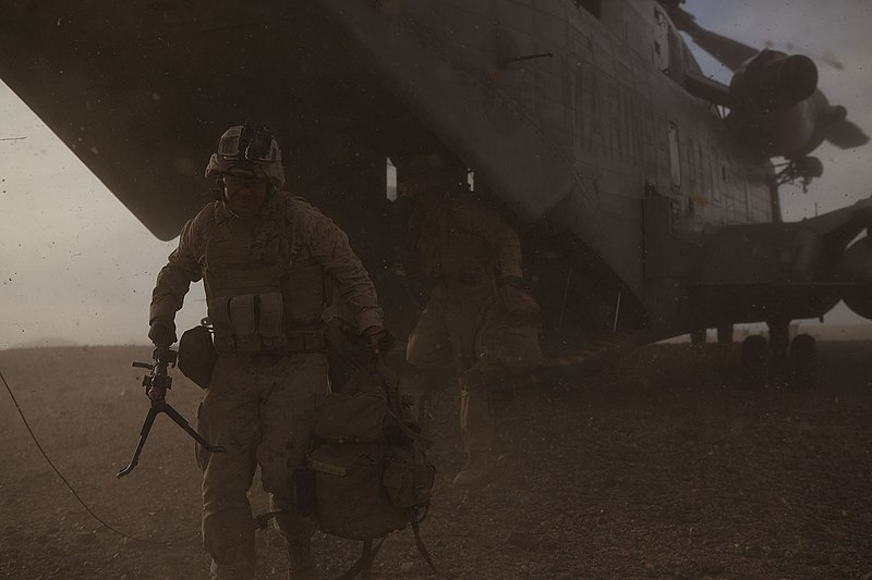 File:U.S. Marine Corps Lance Cpl. Austin Sowers, a machine gunner with India Company, 3rd Battalion, 6th Marine Regiment, 2nd Marine Division, runs off of a CH-53E Super Stallion helicopter during a heavy Huey raid 140409-M-BZ307-027.jpg