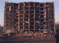 Yhdysvaltalais- ja saudihenkilökunnan vaurioitunut toimistorakennus, jonka lähellä 25.6.1996 terrori-iskussa räjäytettiin polttoainetankkiauto.