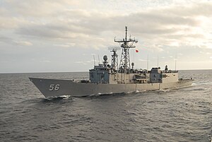 Fragata de mísseis guiados USS Simpson (FFG-56) durante exercícios de manobra no Oceano Atlântico, (2007).