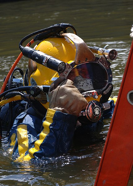 File:US Navy 070811-N-3093M-006 Chief Navy Diver Scott Maynard attached to Mobile Diving and Salvage Unit (MDSU) 2 from Naval Amphibious Base Little Creek, Va., prepares to leave the surface on a salvage dive in the Mississippi Rive.jpg