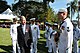 US Navy 110507-N-1X994-001 Membroj de Usono 7-a Fleet Band estas inspektita agante guberniestron kaj ĉefon Justeco de Kvinslando la Honorable Paul-d.jpg