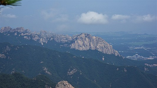 한국어: 공룡능선에서 본 울산바위